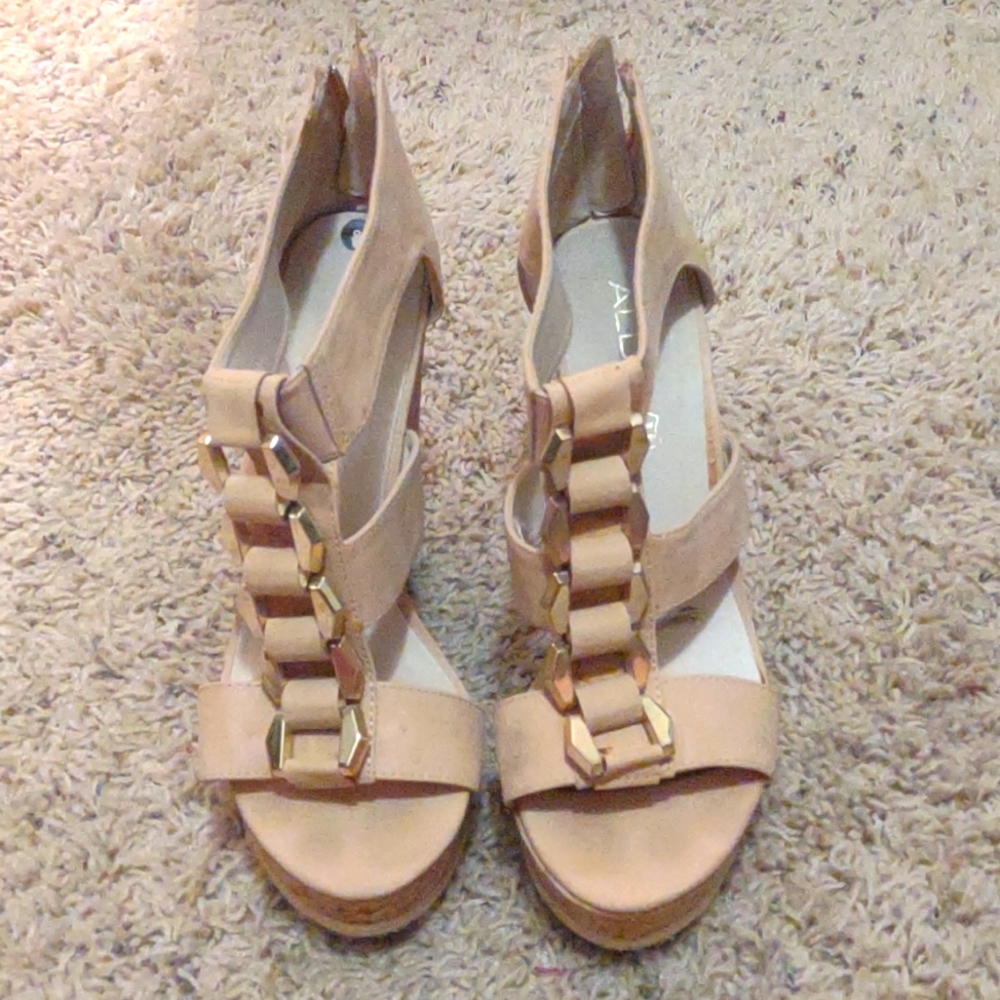 Women's size 8 Aldo wedge